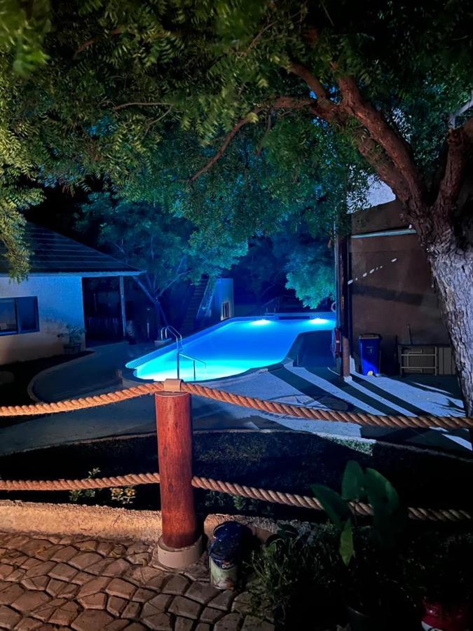 Lunar Dive Resort: Bamboo Villas Kubu Exterior photo
