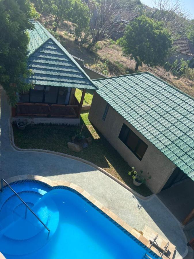 Lunar Dive Resort: Bamboo Villas Kubu Exterior photo