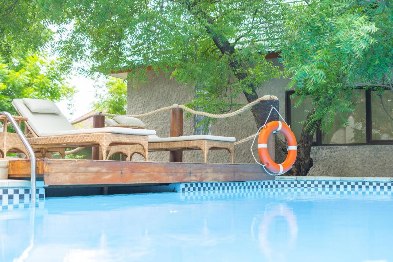 Lunar Dive Resort: Bamboo Villas Kubu Exterior photo