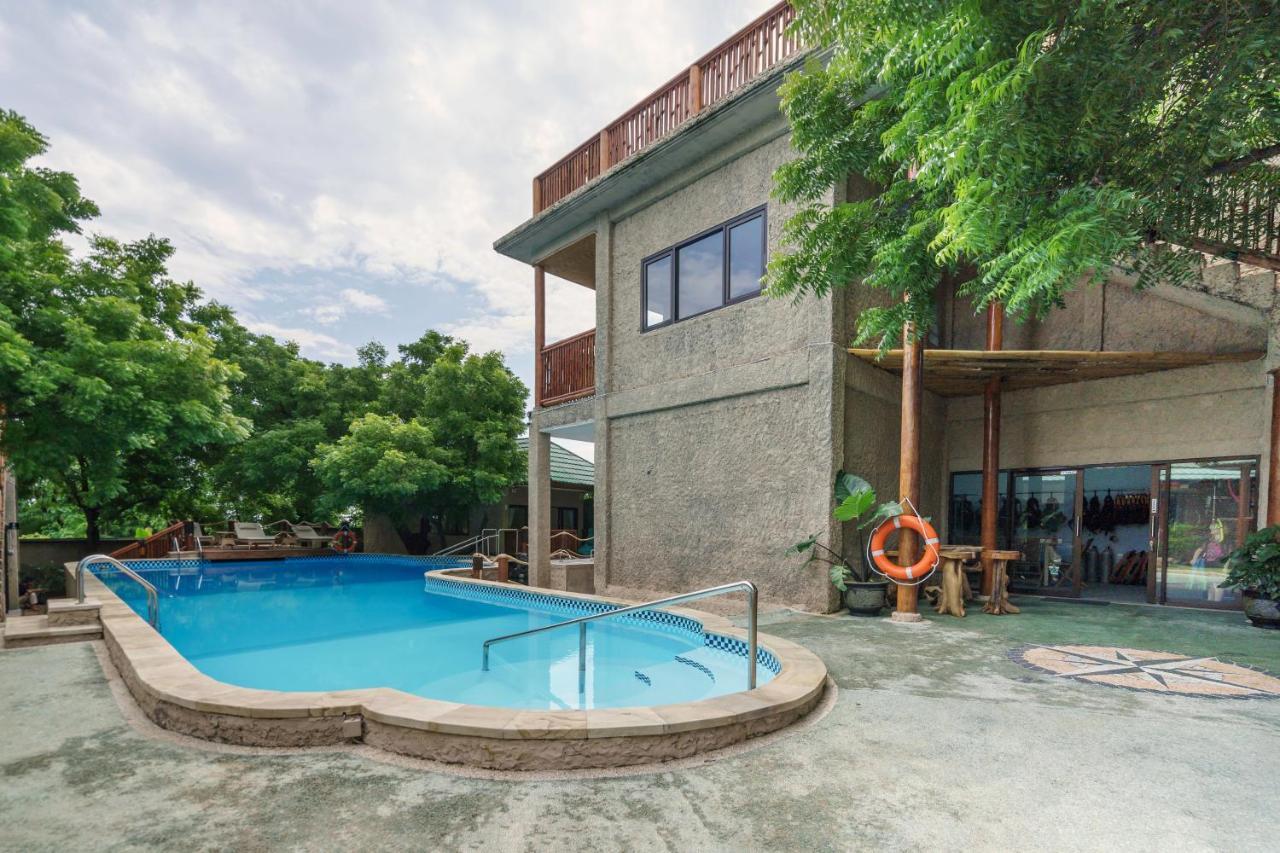 Lunar Dive Resort: Bamboo Villas Kubu Exterior photo