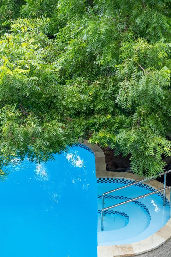 Lunar Dive Resort: Bamboo Villas Kubu Exterior photo