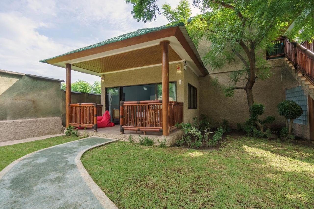 Lunar Dive Resort: Bamboo Villas Kubu Exterior photo