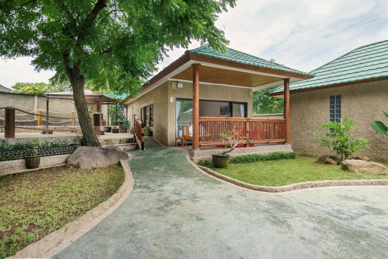 Lunar Dive Resort: Bamboo Villas Kubu Exterior photo