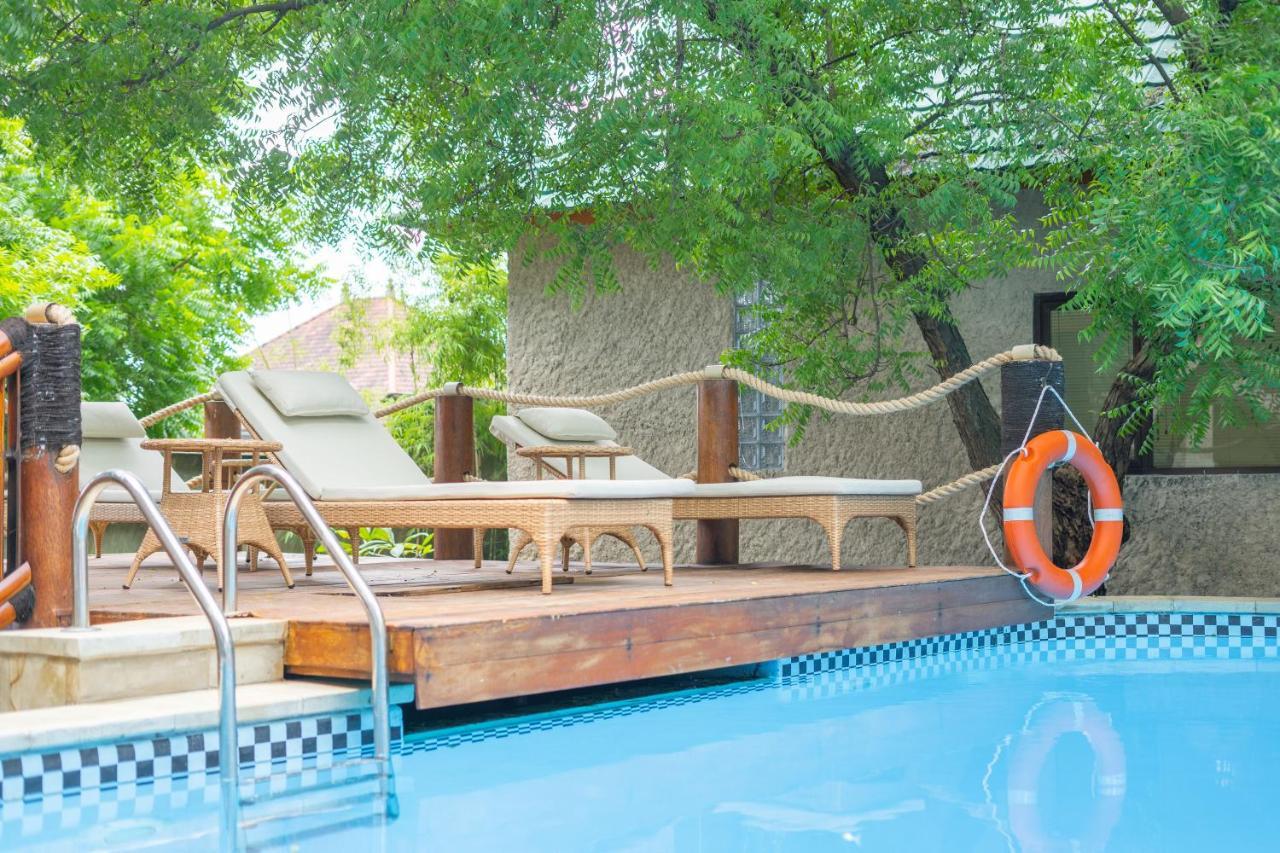Lunar Dive Resort: Bamboo Villas Kubu Exterior photo