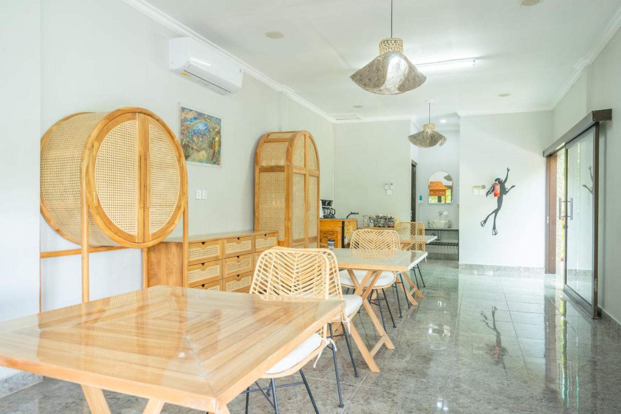Lunar Dive Resort: Bamboo Villas Kubu Exterior photo